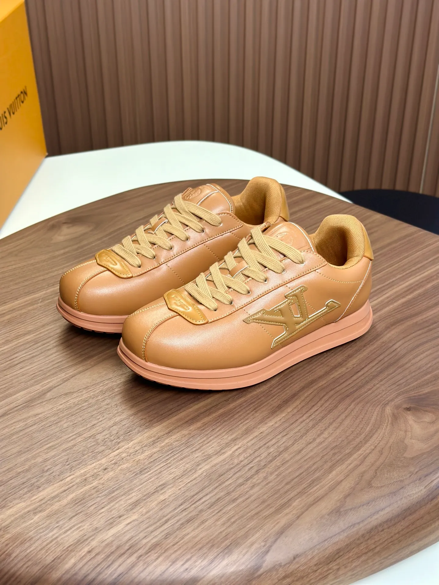Factory direct sale ¥700💰Full set of packaging💰Top version LV-Louis Vuitton-Classic catwalk new style 1:1 developed replica of the original version! ! The upper foot is very comfortable. It is made of luxurious materials and fine workmanship. The midsole is printed with English letters "Made in Europe". The upper is made of calfskin imported from Italy. The side is decorated with the brand's LOGO and signature. The latest latex foot pads and mesh lining make the foot feel super comfortable. The original two-color TPU combination outsole is specially provided by the original factory. Bag technology Goodyear stitched edges Fabric: Exclusive custom first-layer cowhide Accessories: Exclusive private model Vuitton logo, lining: Customized silk mesh lining - first-layer silk cowhide lining Outsole: TPU combination outsole wear-resistant, non-slip and anti-yellowing Foot pads: new latex pads-mesh sweat-absorbent Counter technology: fully computerized sewing machine wire drawing Toe box back cover Hot and cold shaping Full set of pull-top last with medium and low logo pattern Counter packaging - Shoelaces, certificates, cards, instructions, certificates of quality, dust bags, the most comprehensive packaging on the Internet, men's size 339-44 (38/45 custom-made, non-refundable!
